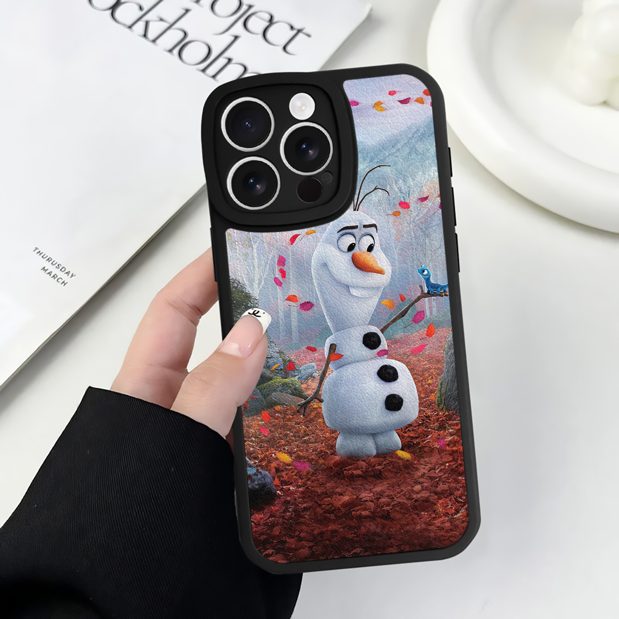 （画像用） アナと雪の女王 アンナ エルサ Frozen Anna Elsa 【iPhone 16シリーズ対応】シリコンスマホケース（レザー調） 材質：シリコン